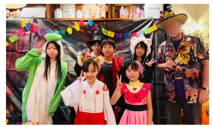ハロウィンの仮装を楽しむwokwokの生徒と講師